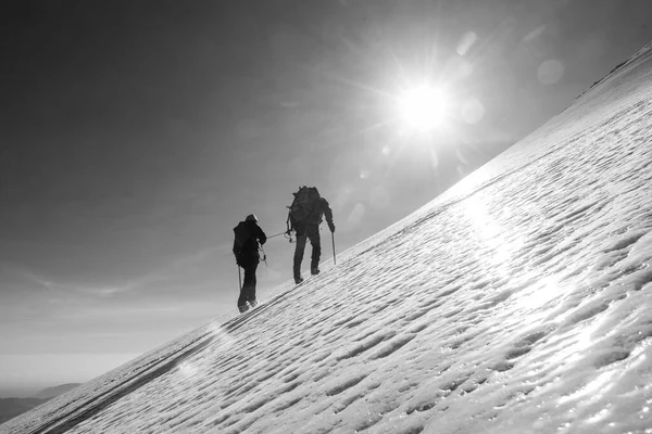 Vista Los Hombres Escalando Una Montaña Helada — Foto de Stock