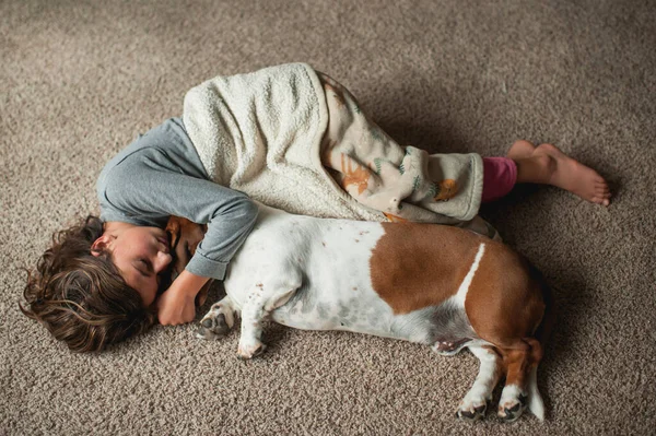 美丽的女孩和她的狗在一起很放松 — 图库照片
