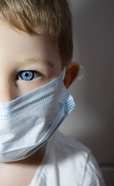 Kleine Jongen Draagt Een Beschermmasker — Stockfoto