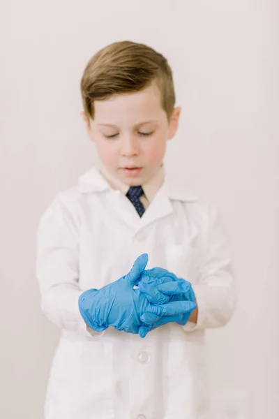 Kind Laborkittel Zieht Handschuhe — Stockfoto