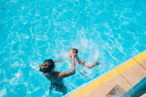 Femme Aidant Son Enfant Sauter Dans Piscine — Photo