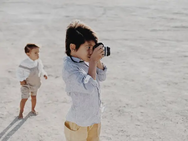 Kid Takes Photo Vintage Camera Other Kid Stands Background — Stock Photo, Image