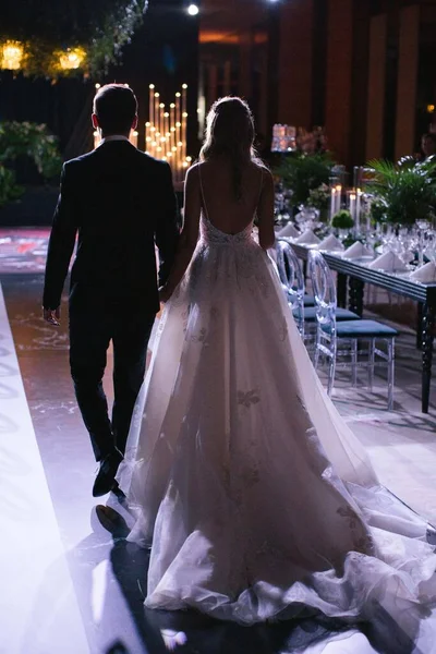 Photographie Mariage Vue Arrière Des Jeunes Mariés Marchant Travers Salle — Photo