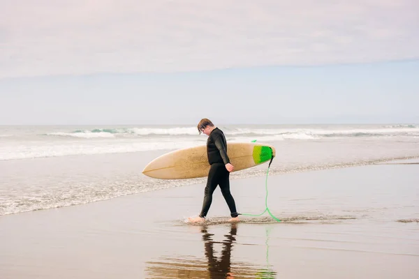 Surfer Mit Surfbrett Strand — Stockfoto