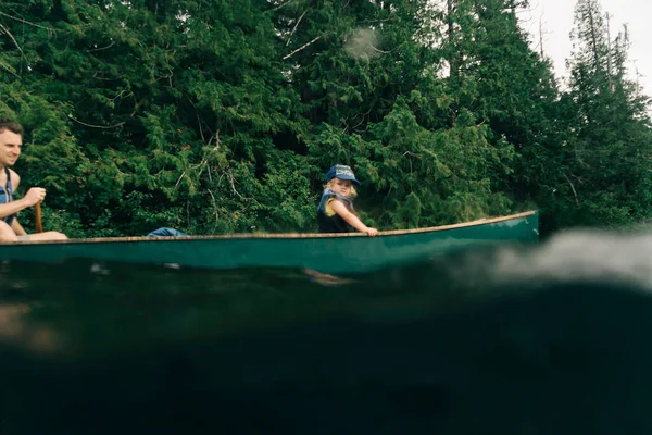 Man Little Girl Boat Lake — Stock Photo, Image