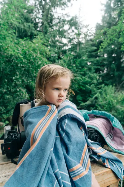 Милая Маленькая Девочка Завернутая Полотенце — стоковое фото