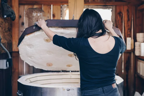 Künstler Erwartet Körper Der Glasstück Aus Dem Ofen Gießt — Stockfoto