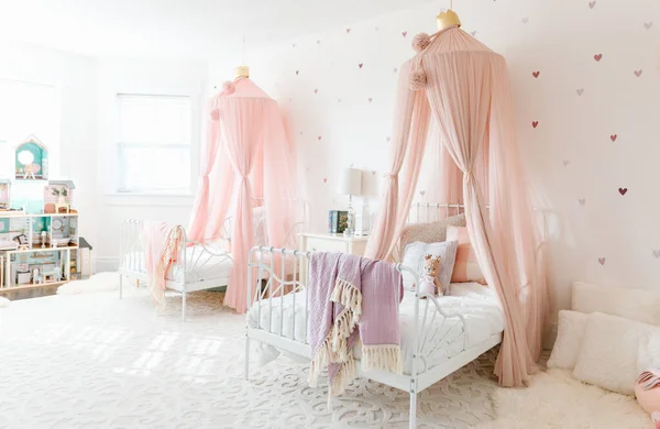Interieur Des Modernen Schlafzimmers Mit Kinderbett — Stockfoto
