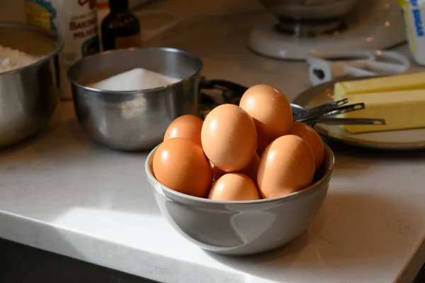 Telur Mentah Dalam Mangkuk Atas Meja Kayu — Stok Foto