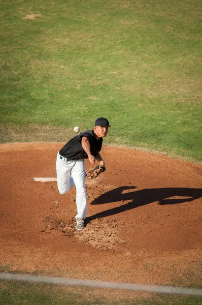 Ung Pojke Spelar Baseball Skolmatchen — Stockfoto