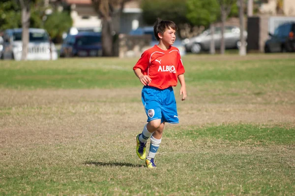 Νεαρός Ποδοσφαιριστής Τζόκινγκ Στο Γήπεδο Κατά Διάρκεια Ενός Παιχνιδιού — Φωτογραφία Αρχείου