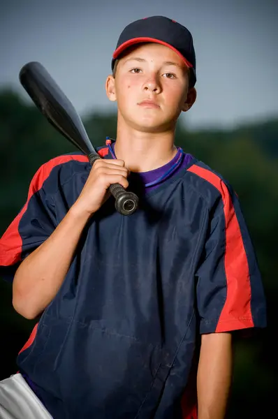 Jeune Garçon Jouant Baseball Pendant Jeu Scolaire — Photo