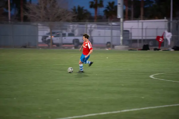 Teen Fußballspieler Dribbelt Den Ball Während Eines Spiels — Stockfoto