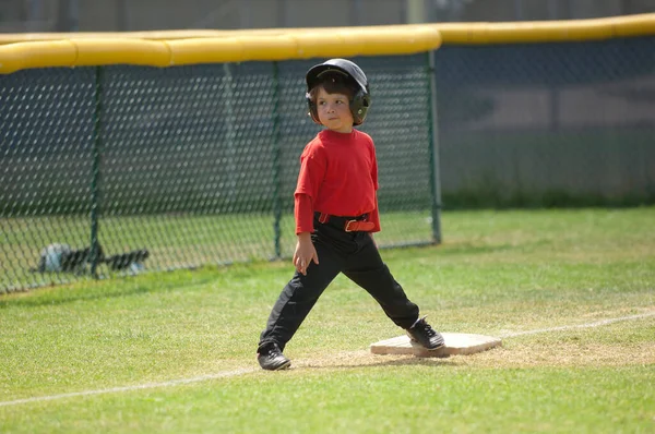 小男孩在Tball球场的三垒上傻笑 — 图库照片