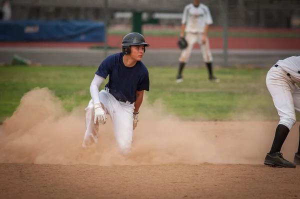 Kleiner Junge Spielt Baseball Während Des Schulspiels — Stockfoto