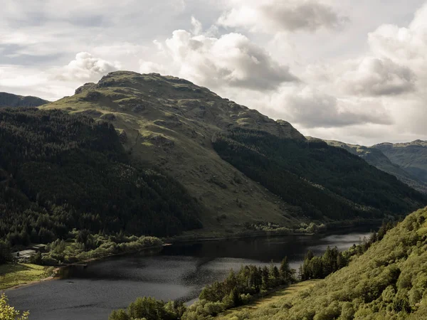 Widokiem Jezioro Szkocji Highlands — Zdjęcie stockowe