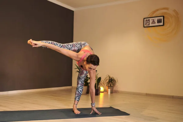 Молодая Женщина Делает Yoga Циновке Yoga Студии Yoga Атмосферы — стоковое фото
