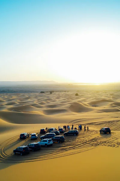Люди Смотрят Закат Марокканской Пустыне Своих 4X4 Автомобилей — стоковое фото