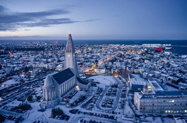 Luchtfoto Van Hallgrimskirkja Kerk Het Centrum Van Reykjavik Verlicht Met — Stockfoto