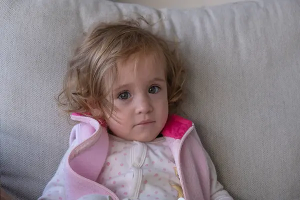 Niña Mirando Cámara Mientras Está Sentada Sofá — Foto de Stock