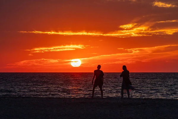 Young Couple Walking Beach Sunset — Stock Photo, Image
