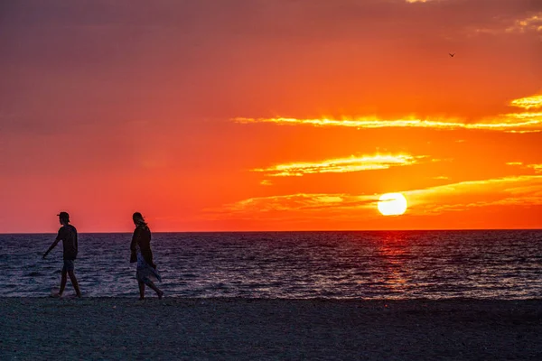 Pareja Joven Caminando Por Playa Atardecer —  Fotos de Stock