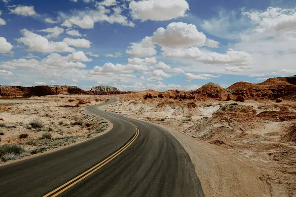 在大自然的背景下 沙漠中美丽的道路 — 图库照片