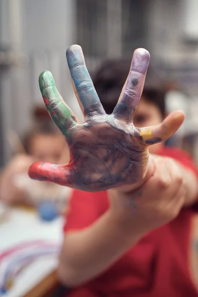 Niño Muestra Mano Acuarela Mientras Juega Con Hermana — Foto de Stock