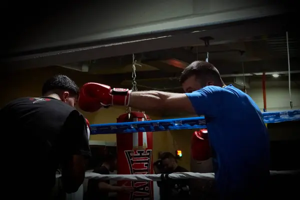 Deux Boxeurs Entraînent Sur Ring Gym — Photo