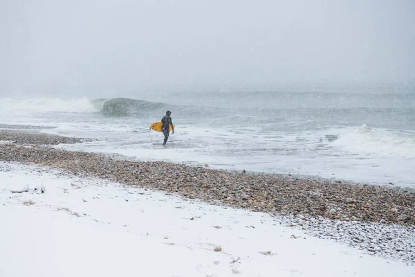 Homem Que Vai Surfar Durante Neve Inverno — Fotografia de Stock