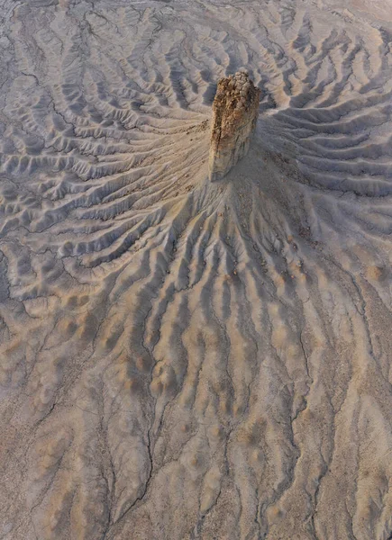 Erosione Taglio Linee Profonde Della Terra Circondare Montagna Camino Roccia — Foto Stock