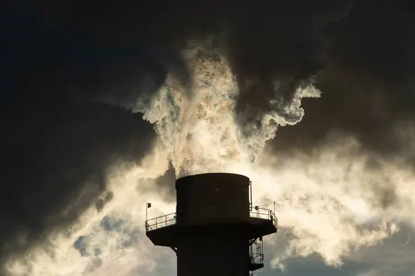 Rauchschwaden Ergießen Sich Über Die Von Sonnenaufgang Beleuchtete Umweltverschmutzung — Stockfoto