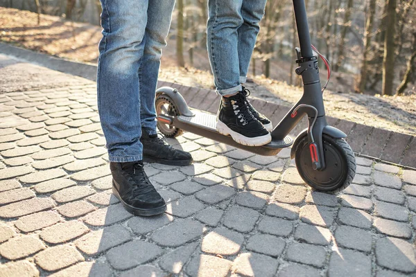 Feliz Casal Equitação Scooter Elétrico — Fotografia de Stock