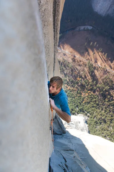 Young Man Rock Climbing Yosemite Valley États Unis — Photo