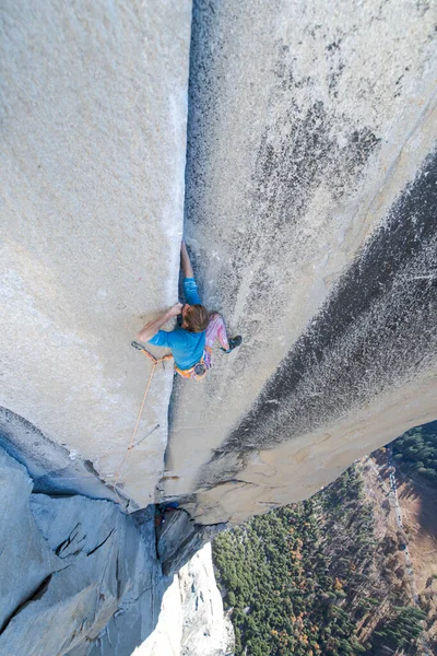 美国加利福尼亚州约塞米蒂山谷 攀岩的年轻人 — 图库照片