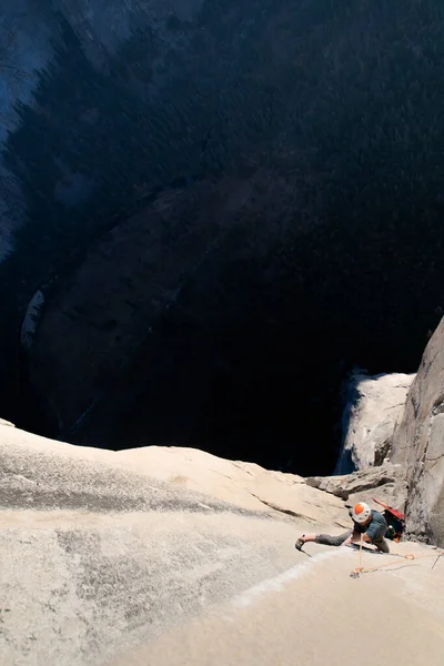 Bergsteiger Besteigt Felsen Den Bergen — Stockfoto