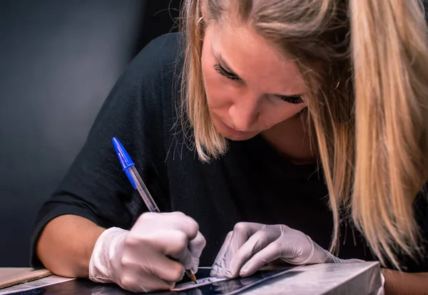 Artista Tatuagem Feminina Desenha Uma Tatuagem — Fotografia de Stock