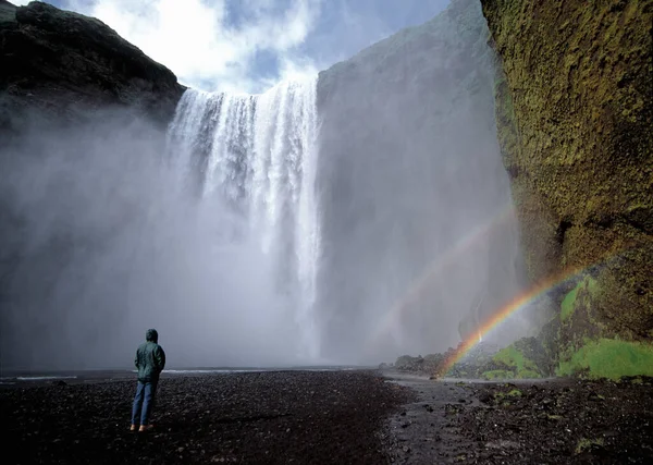 Man Står Framför Skogarfoss Vattenfall Island — Stockfoto