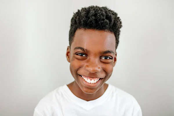 Jeune Noir Afro Américain Garçon Souriant Heureux Regarder Caméra — Photo