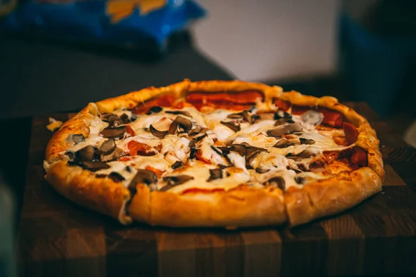 Szelektív Fókusz Olasz Pizza Fűszerek Darálókban Üveg Üveg Bor Asztali — Stock Fotó