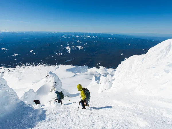 Two Men Climb Summit Hood Oregon — Stock Photo, Image