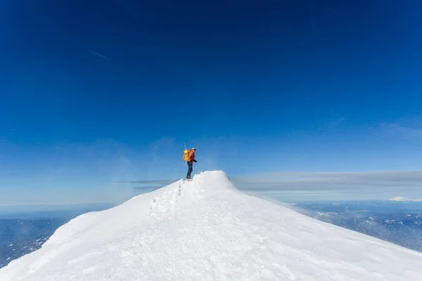 Człowiek Plecakiem Szczycie Góry — Zdjęcie stockowe