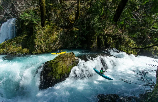 Man Paddlar Kajak Bergen — Stockfoto