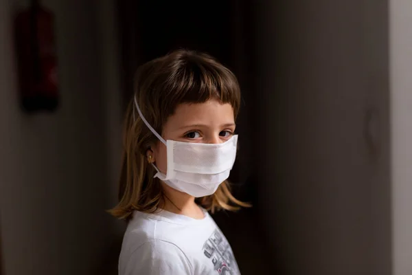 Madre Mettere Maschera Medica Sua Figlia Proteggersi Dal Coronavirus — Foto Stock