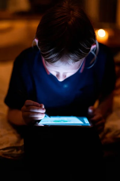 Adolescente Desenho Tablet Com Tela Brilhante Estilete Baixa Luz — Fotografia de Stock