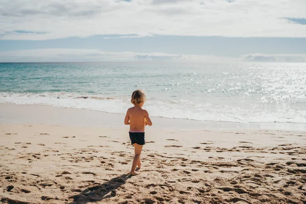 Niño Mar Océano Está Orilla Playa — Foto de Stock