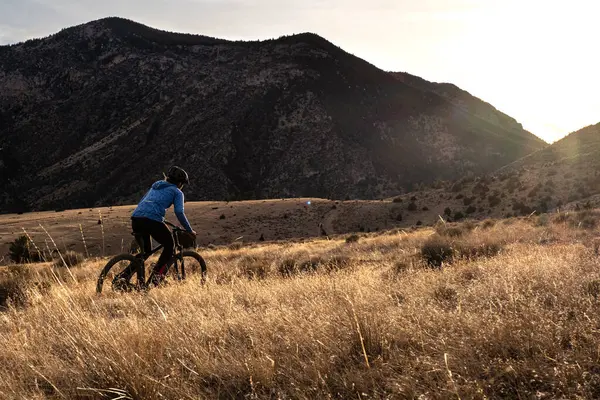 Jovem Mulher Bicicleta Montanha Subida Durante Pôr Sol Nas Montanhas — Fotografia de Stock