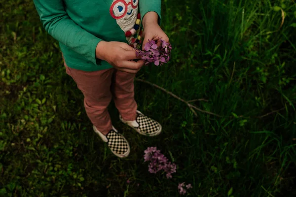 Imagen Sin Rostro Niña Jugando Con Flores Púrpuras — Foto de Stock