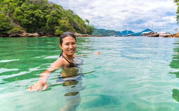 Жінка Плаває Зеленій Лагуні Тропічному Острові Ілья Гранде — стокове фото