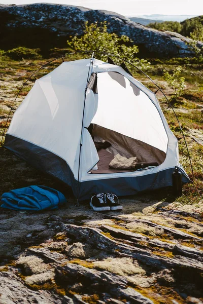 Camping Tält Som Ligger Stenig Terräng — Stockfoto